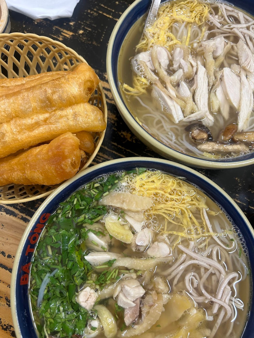 Món bún thang còn được ăn với chút ruốc tôm bông được làm từ tôm he khô tạo nên hương vị hấp dẫn, tinh tế trong bát bún thang.