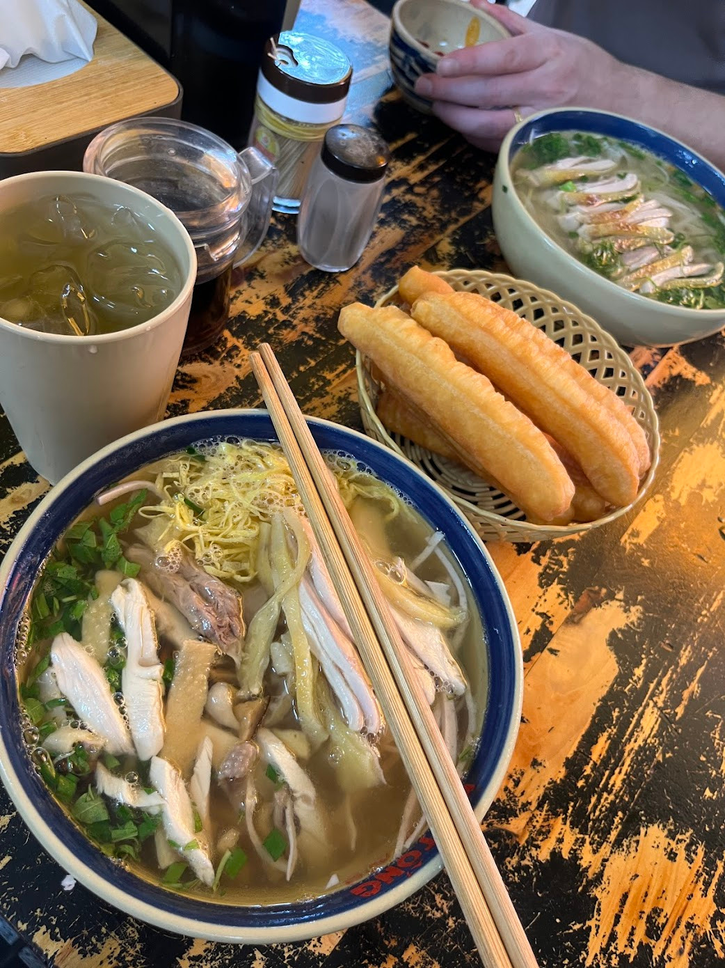 Với thịt gà, các bà nội trợ chọn gà trống thiến hoặc gà mái đẻ rồi luộc lên lọc lấy thịt. Rau răm cũng phải được nhặt kỹ lưỡng. Phần bún phải là bún sợi nhỏ được chần sơ với nước sôi.