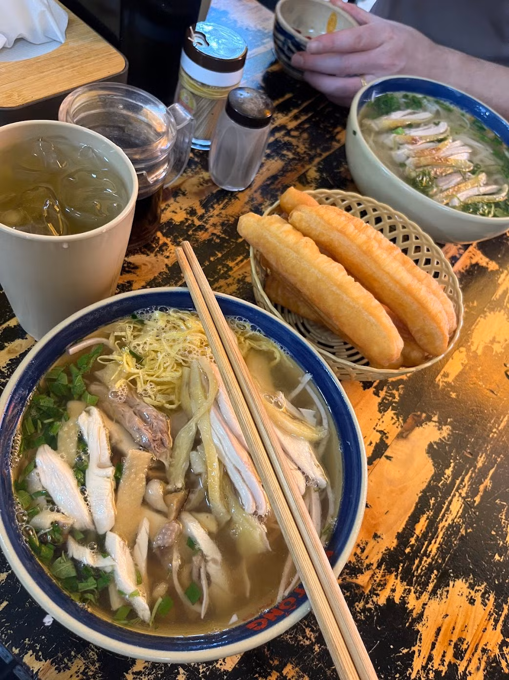 Với thịt gà, các bà nội trợ chọn gà trống thiến hoặc gà mái đẻ rồi luộc lên lọc lấy thịt. Rau răm cũng phải được nhặt kỹ lưỡng. Phần bún phải là bún sợi nhỏ được chần sơ với nước sôi.