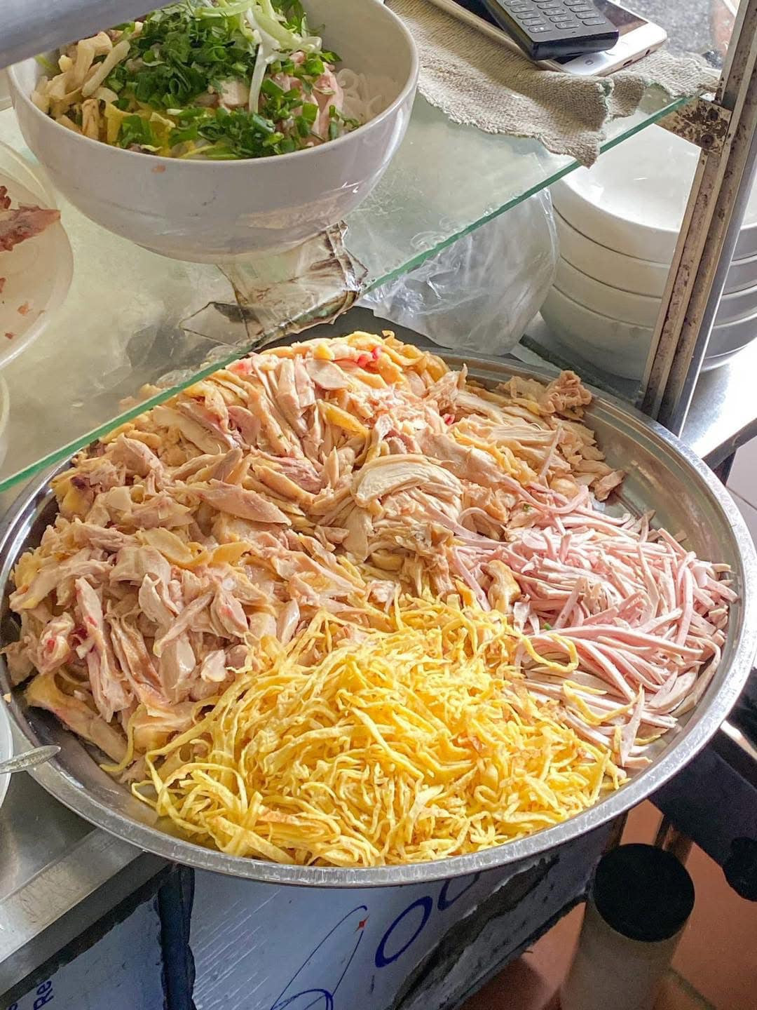 Nhìn thì có vẻ giản đơn, thế nhưng làm sao để thái lát giò đều tay, thái miếng trứng không bị vỡ thành sợi mỏng, miếng gà xe trông ngon mắt đều đòi hỏi sự khéo tay của người đứng bếp.