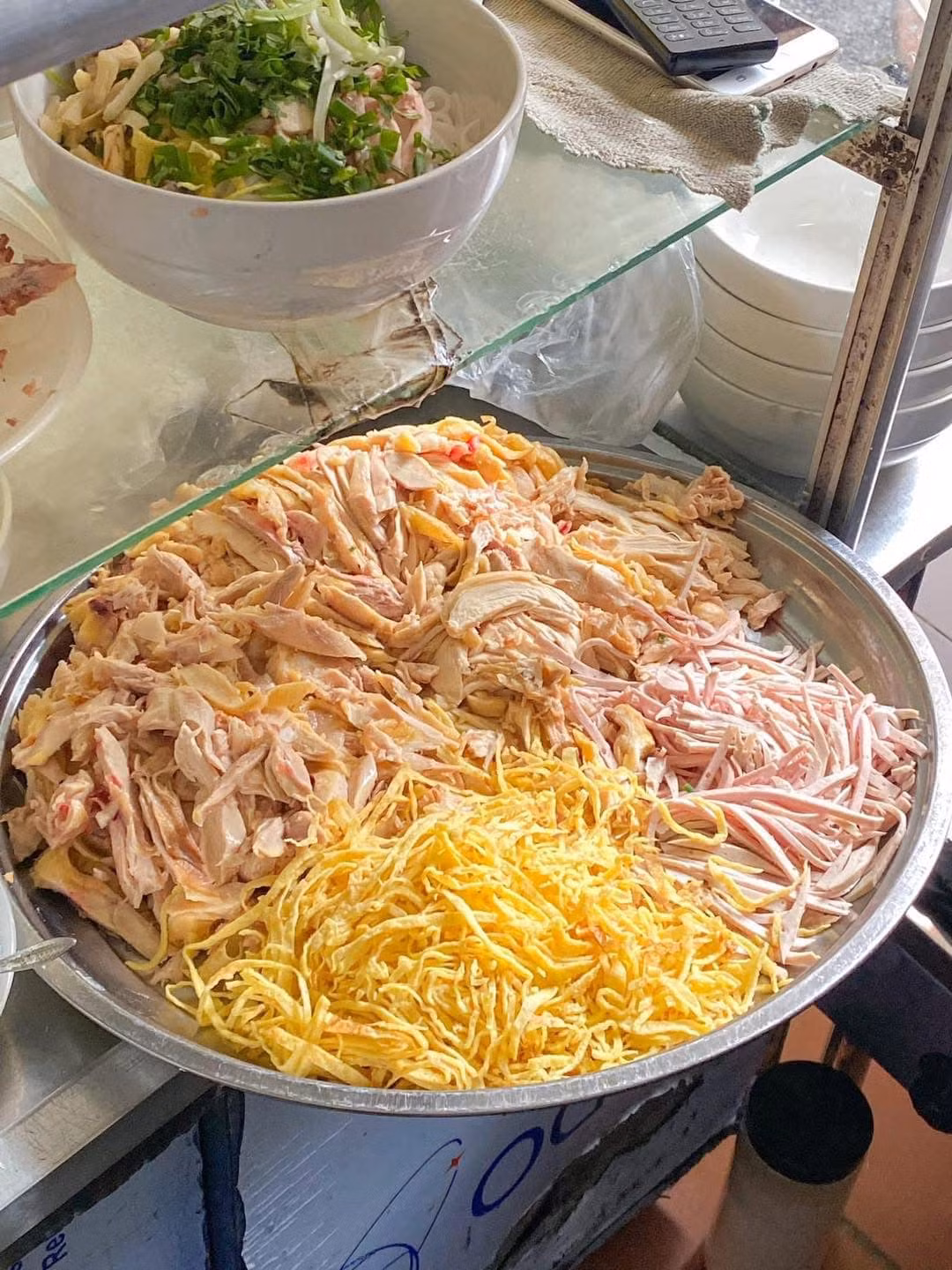 Nhìn thì có vẻ giản đơn, thế nhưng làm sao để thái lát giò đều tay, thái miếng trứng không bị vỡ thành sợi mỏng, miếng gà xe trông ngon mắt đều đòi hỏi sự khéo tay của người đứng bếp.