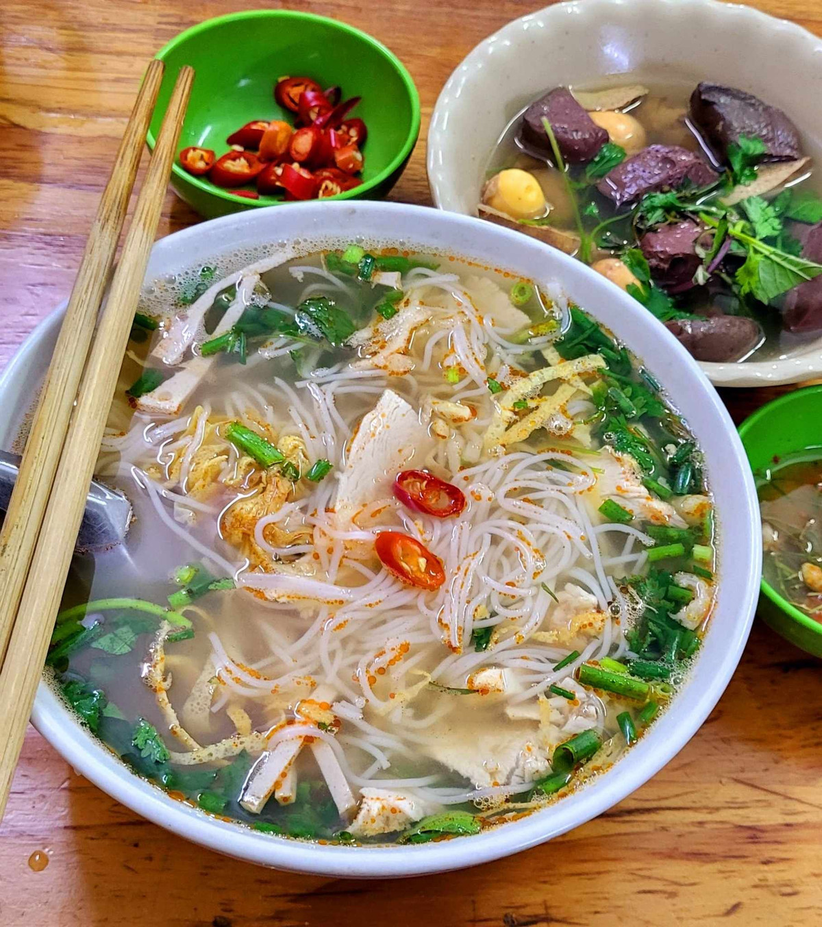 Ngày nay, bún thang vẫn luôn được yêu thích và có mặt trong mâm cỗ ngày Tết của nhiều gia đình Việt.