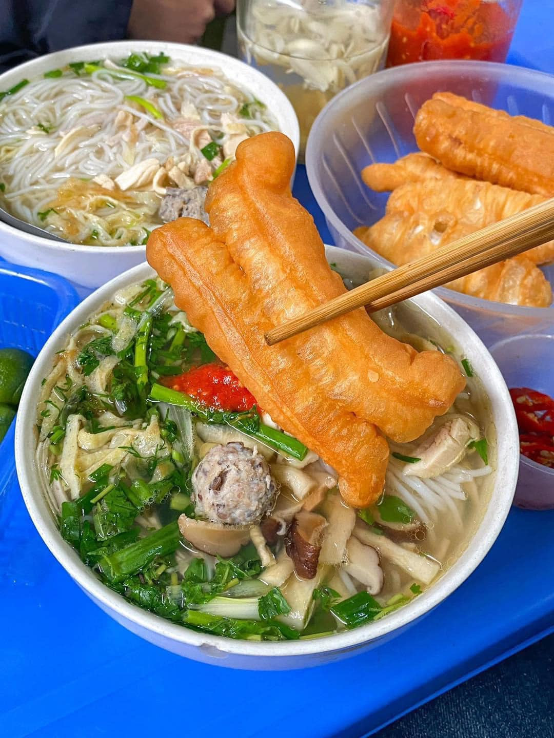 Đây cũng là một món ăn được nhiều người Hà Nội xưa nói đùa là món ăn để mẹ chồng thử tài nàng dâu. Nàng dâu có khéo tay, có đảm đang, mới có thể nấu ra được một bát bún đánh thức vị giác.