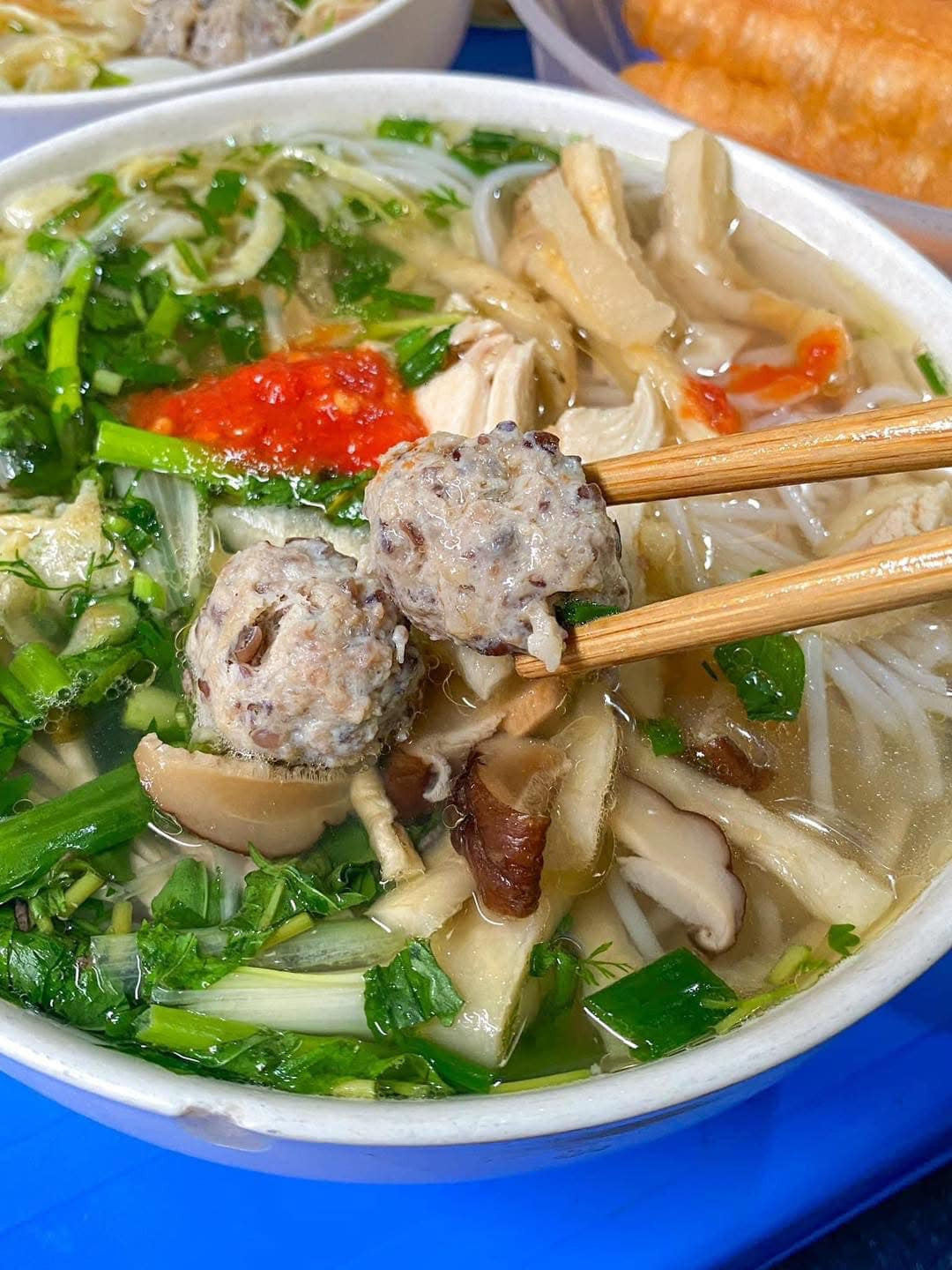 Với món bún thang, nhiều người thường dùng sau mùng 2 Tết, khi cả nhà đã bắt đầu ngán ngẩm thịt gà, bánh chưng. Món bún thang để làm được thì cầu kỳ, nhà đông người mới làm nấu được.