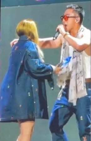 Đây là thiết kế đến từ nhà mốt Louis Vuitton, có tên Embroidered Denim Overshirt.