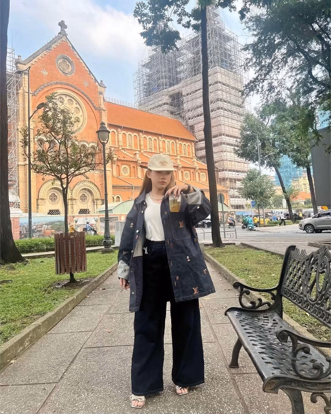 Thay vào đó, cô nàng đã lên đồ để check-in với áo của thần tượng, thu hút rất nhiều sự chú ý.