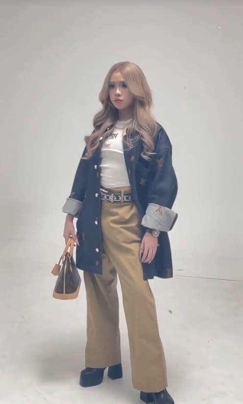 Loạt ảnh cô nàng check-in "cháy máy" với áo được Sơn Tùng tặng khiến cộng đồng fan của anh chàng vừa thích thú, ngưỡng mộ, vừa ghen tị: "Ước được như cô ấy", "tui mà được Sơn Tùng tặng áo như vậy chắc tui cũng flex trọn đời quá", "sướng nhất bà".