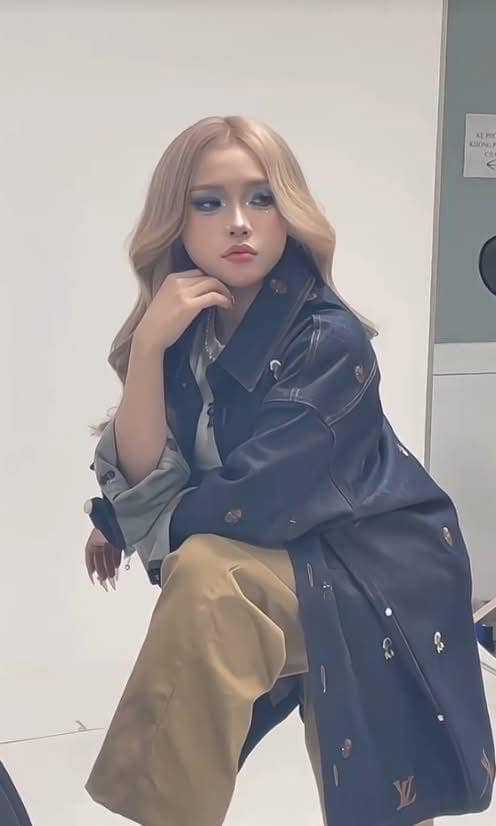 Cô gái may mắn được Sơn Tùng tặng áo tên Hạnh, sinh năm 2002, đến từ Bà Rịa - Vũng Tàu. Sau đêm diễn, cô nàng chia sẻ từng được nhiều người liên hệ hỏi mua nhưng nhất quyết không bán.