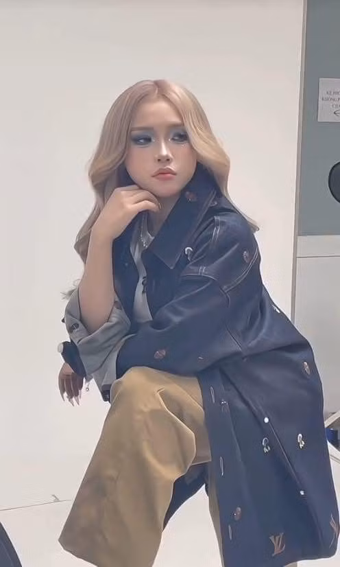 Cô gái may mắn được Sơn Tùng tặng áo tên Hạnh, sinh năm 2002, đến từ Bà Rịa - Vũng Tàu. Sau đêm diễn, cô nàng chia sẻ từng được nhiều người liên hệ hỏi mua nhưng nhất quyết không bán.