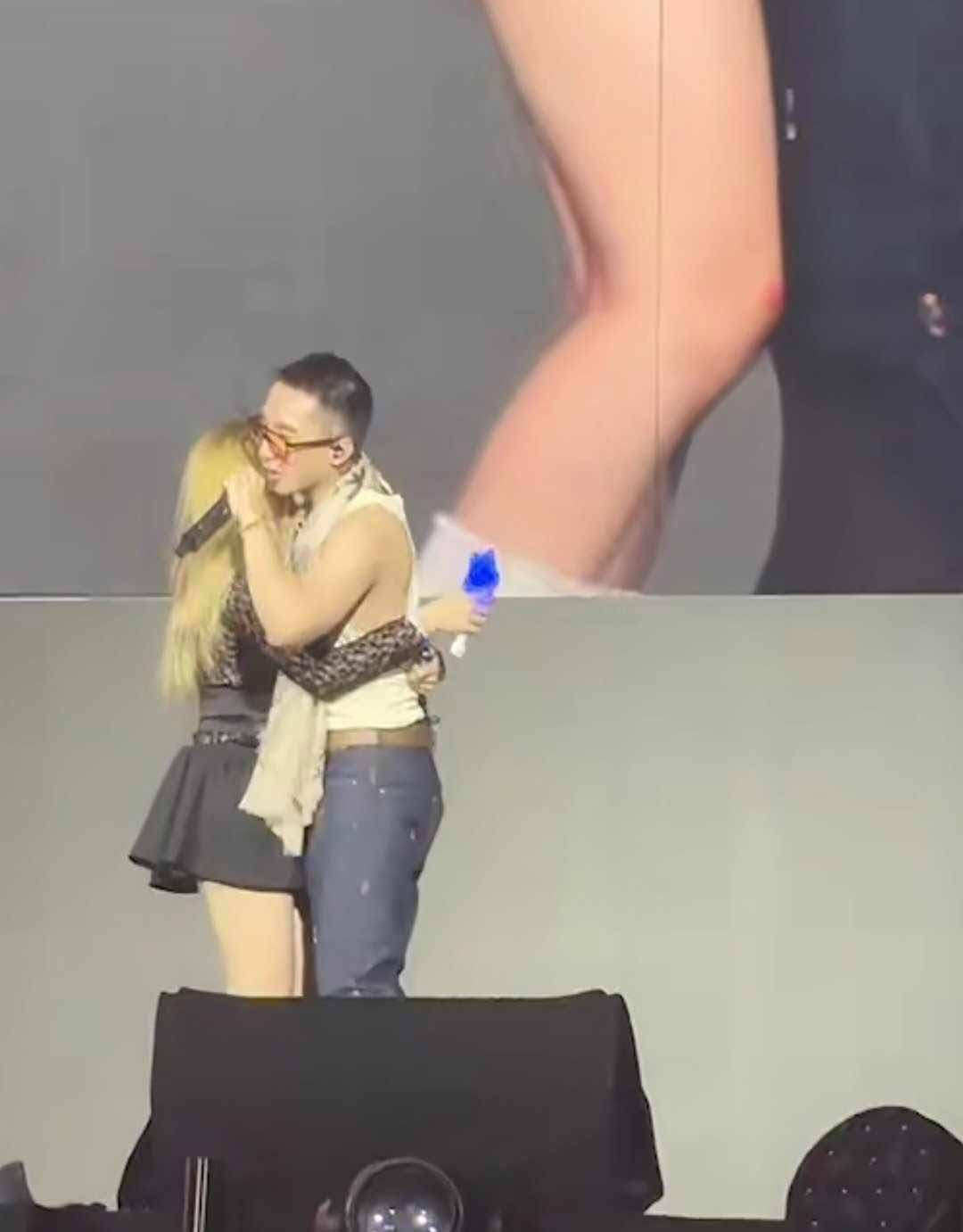 Áo được tô điểm bằng chi tiết thêu chân dung họa sĩ người Mỹ Henry Taylor, ký hiệu LV đặc trưng màu đồng cùng khuy ngọc trai.