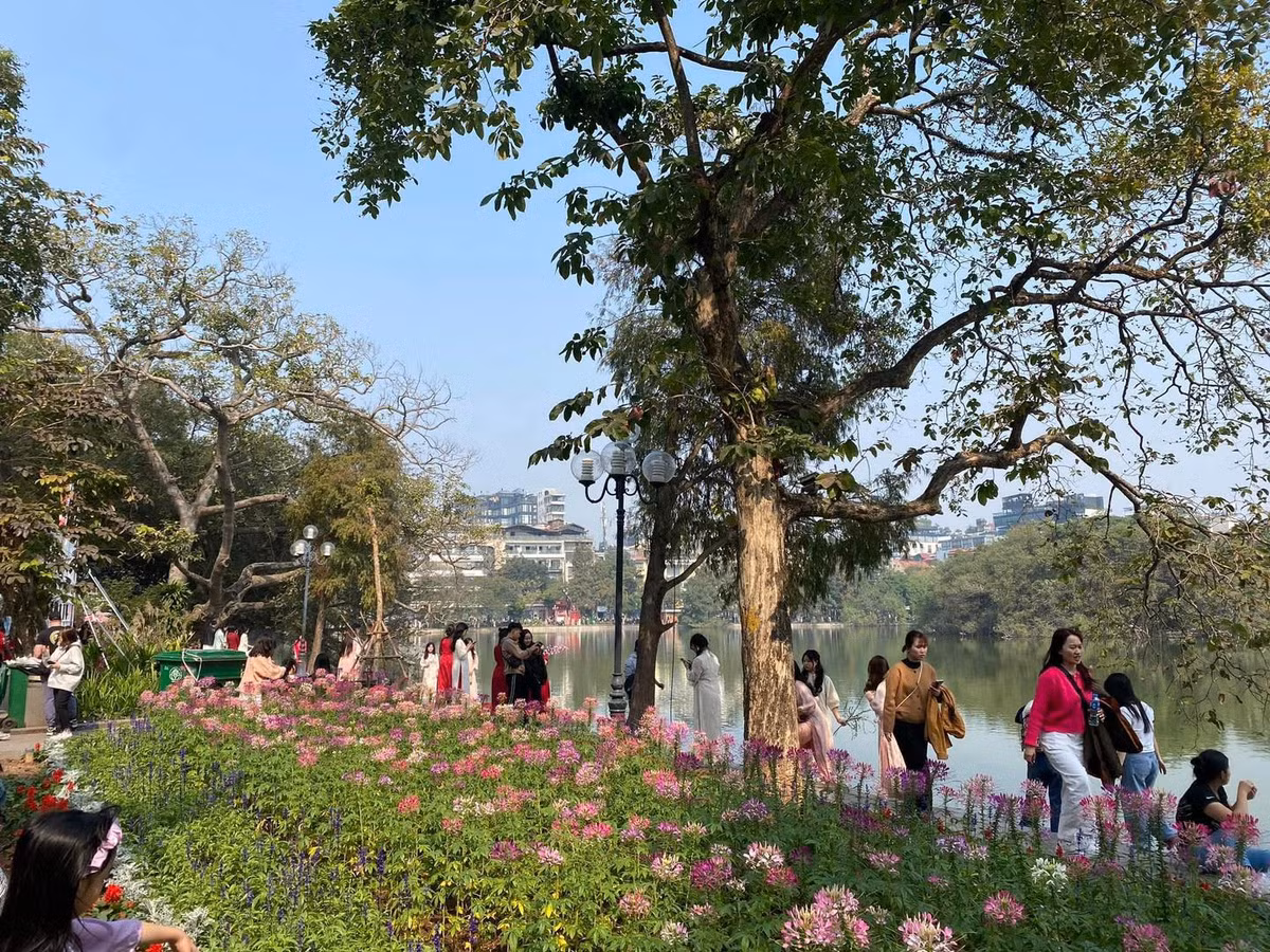 Tết Dương lịch năm nay, Hồ Gươm như được khoác lên một tấm áo mới rực rỡ sắc màu. Hàng trăm cô gái xinh đẹp trong tà áo dài truyền thống đã đổ về đây để ghi lại những khoảnh khắc đáng nhớ.