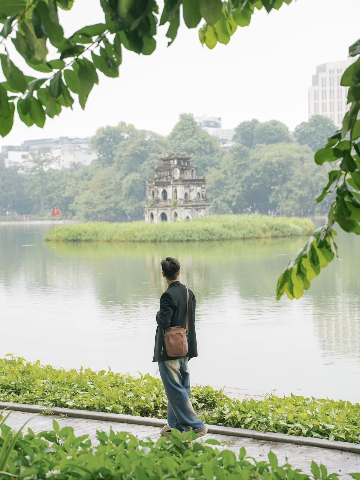 Tháp Rùa là một trong những biểu tượng nổi tiếng nhất của Hà Nội. Việc chụp ảnh cùng Tháp Rùa sẽ giúp bạn có những bức hình thật ấn tượng và mang đậm dấu ấn Hà Nội.