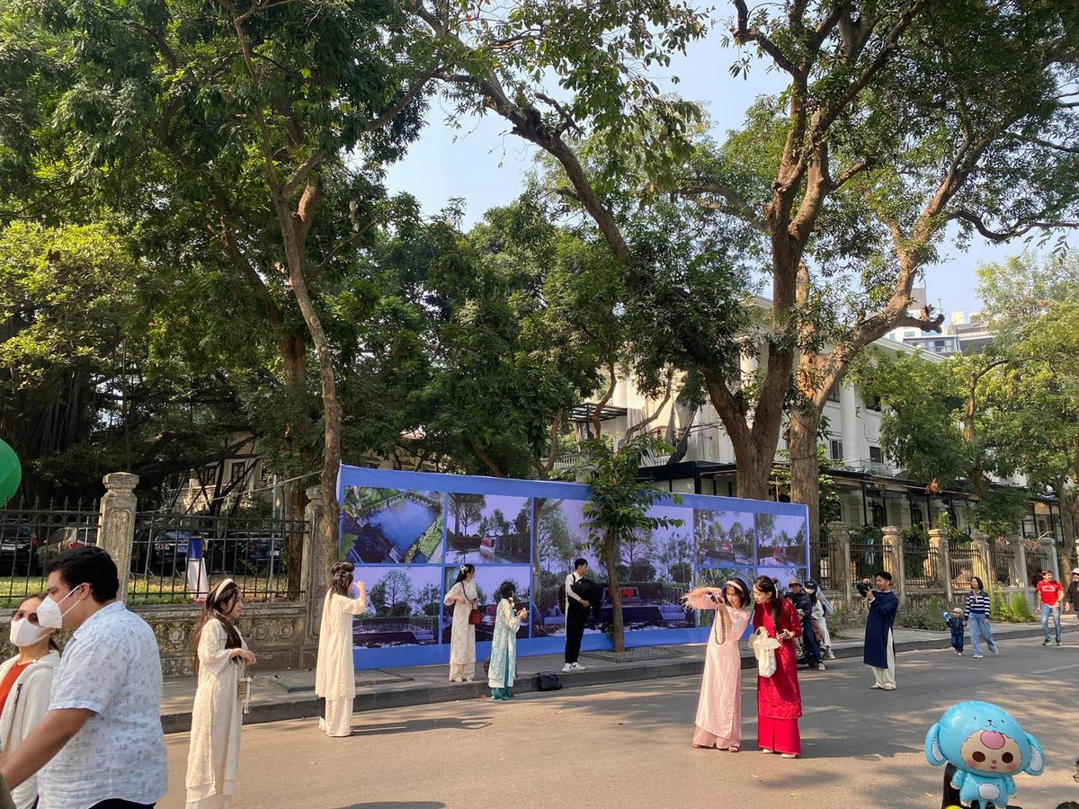 Từ cầu Thê Húc đến đền Ngọc Sơn, đâu đâu cũng thấy những chiếc áo dài duyên dáng, tạo nên một khung cảnh vô cùng nhộn nhịp, vui tươi của ngày đầu năm.