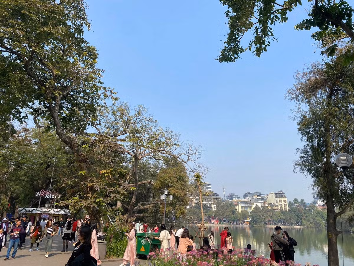 Có nhiều góc quá đông khiến người chụp ảnh phải xếp hàng để có được tấm hình ưng ý.