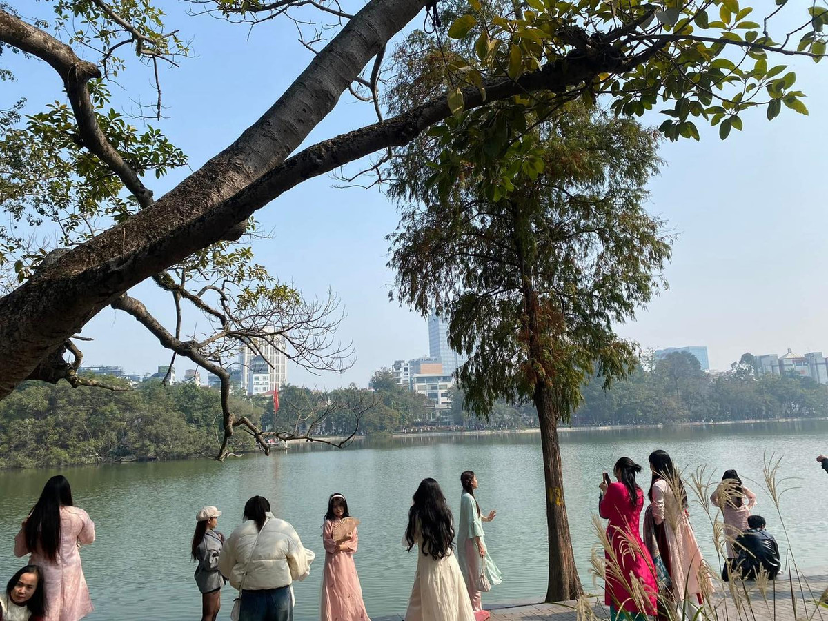 Thời tiết ngày hôm nay có nắng, rất thích hợp với việc dạo phố, chụp ảnh.