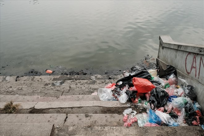 Thả cá chép có ý nghĩa phóng sinh hướng mọi người đến những giá trị nhân văn tốt đẹp trong cuộc sống, nhắc nhở mọi người cần làm nhiều việc thiện, tránh xa việc ác. Thế nhưng việc xả rác như thế này thì có thể coi là việc thiện hay không...