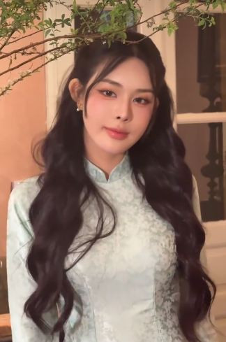 Hình ảnh áo dài Tết của Bích Hạnh gợi nhớ đến bộ ảnh áo dài Tết vào năm ngoái của cô nàng, thời điểm Bích Hạnh bắt đầu được nhiều người đồn đoán có mối quan hệ tình cảm với nam cầu thủ Vũ Văn Thanh.