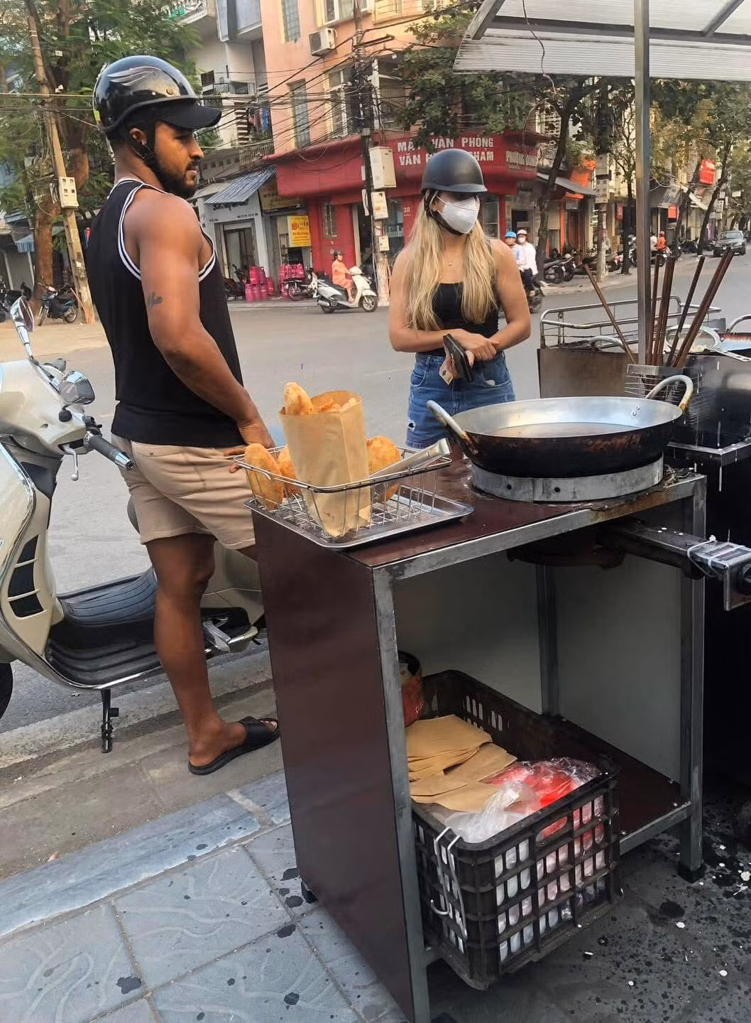 Vốn được sinh ra và lớn lên ở Brazil - một quốc gia có nền ẩm thực hoàn toàn khác với Việt Nam, tuy nhiên khi chuyển đến sinh sống ở mảnh đất hình chữ S, Xuân Son cùng vợ vô cùng hòa nhập với lối sống, con người, đặc biệt là ẩm thực Việt. Hình ảnh anh chàng cùng vợ là khách quen của một hàng chuối chiên ở Nam Định từng khiến mạng xã hội thích thú.