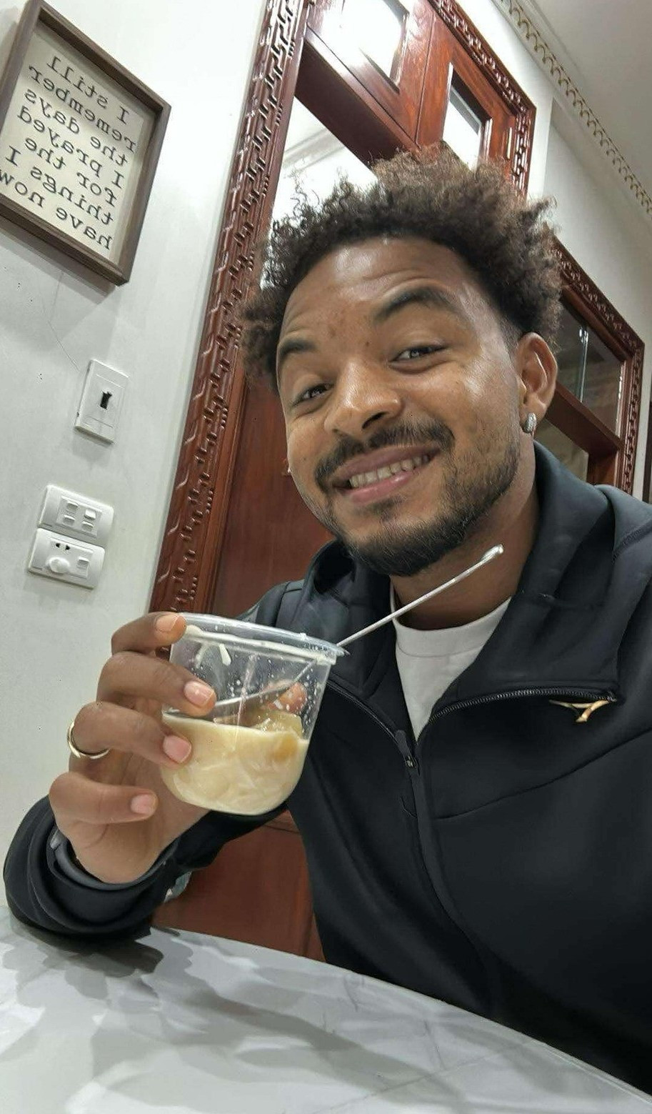 Theo tiết lộ của chủ một bếp ăn online ở đường Bái (TP Nam Định) - quán ruột của gia đình Xuân Son, Xuân Son thích các món như bún chả, cá kho thịt ba chỉ, bánh xèo.