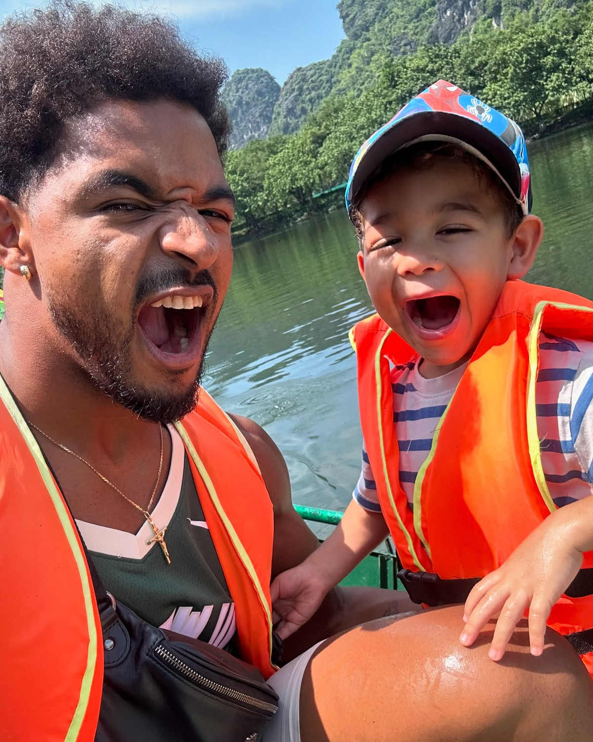 Anh chàng cũng rất tích cực trong việc học tiếng Việt. Mới đây sau khi trải qua cuộc phẫu thuật do chấn thương tại chung kết AFF Cup 2024, Xuân Son đã hát Quốc ca Việt Nam với tinh thần lạc quan, phấn chấn.