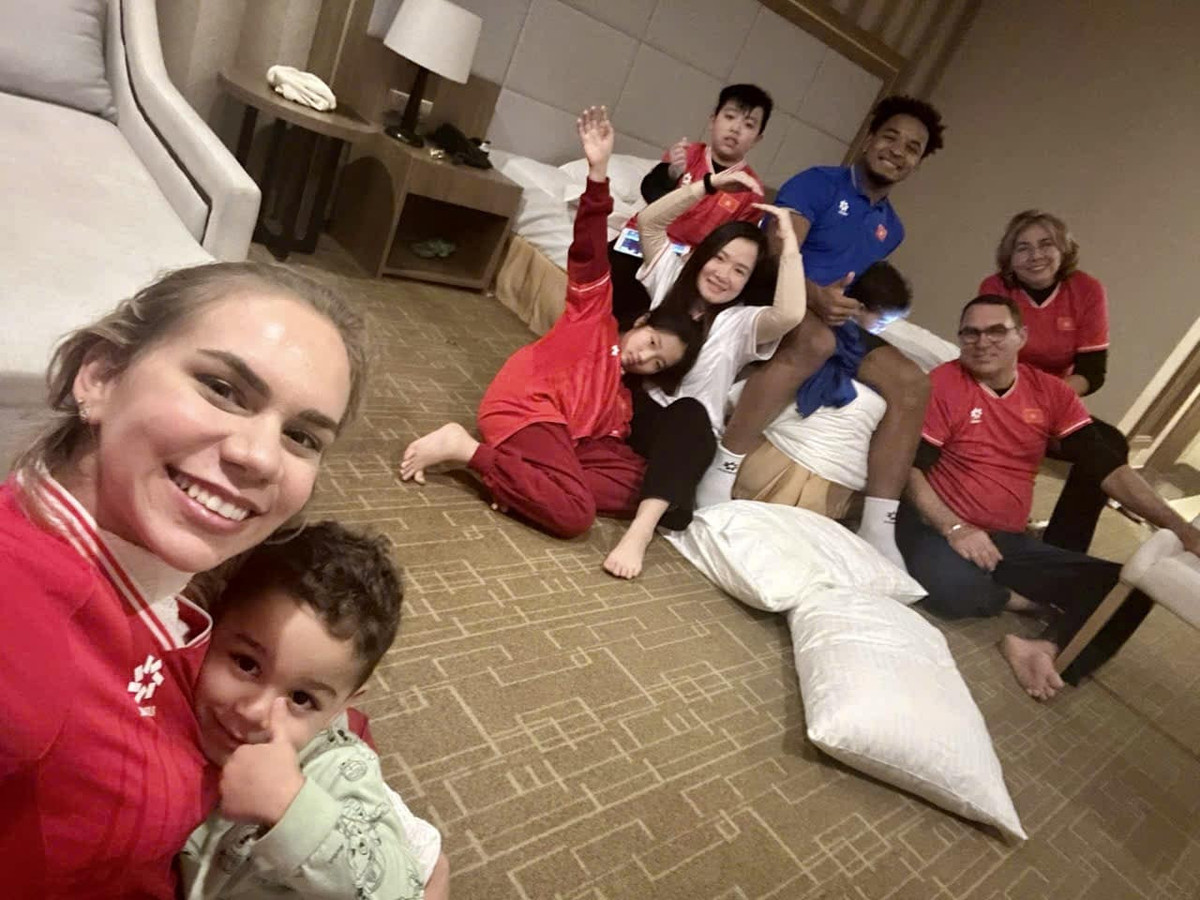 Trên trang cá nhân, không ít lần Xuân Son đăng tải những hình ảnh bình dị của anh cùng gia đình thưởng thức nhiều món ăn Việt.