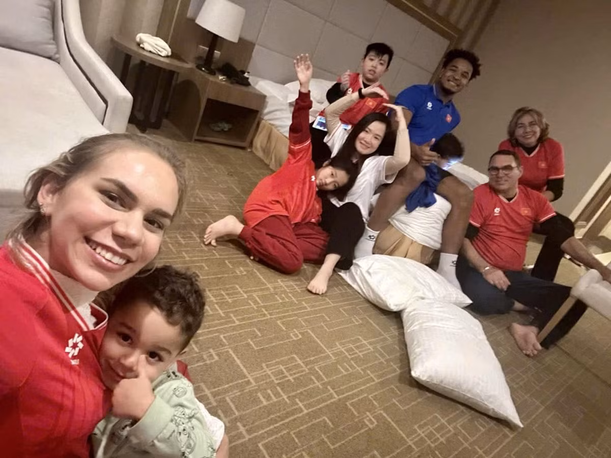 Trên trang cá nhân, không ít lần Xuân Son đăng tải những hình ảnh bình dị của anh cùng gia đình thưởng thức nhiều món ăn Việt.