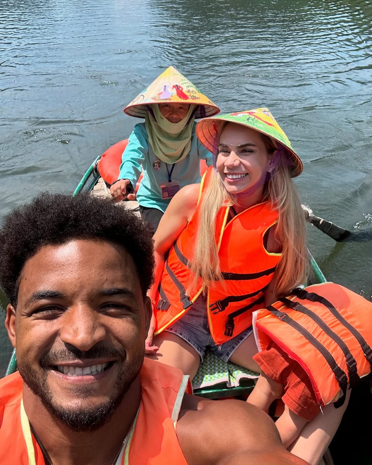 Xuân Son cùng vợ trong chuyến du lịch đến Ninh Bình.