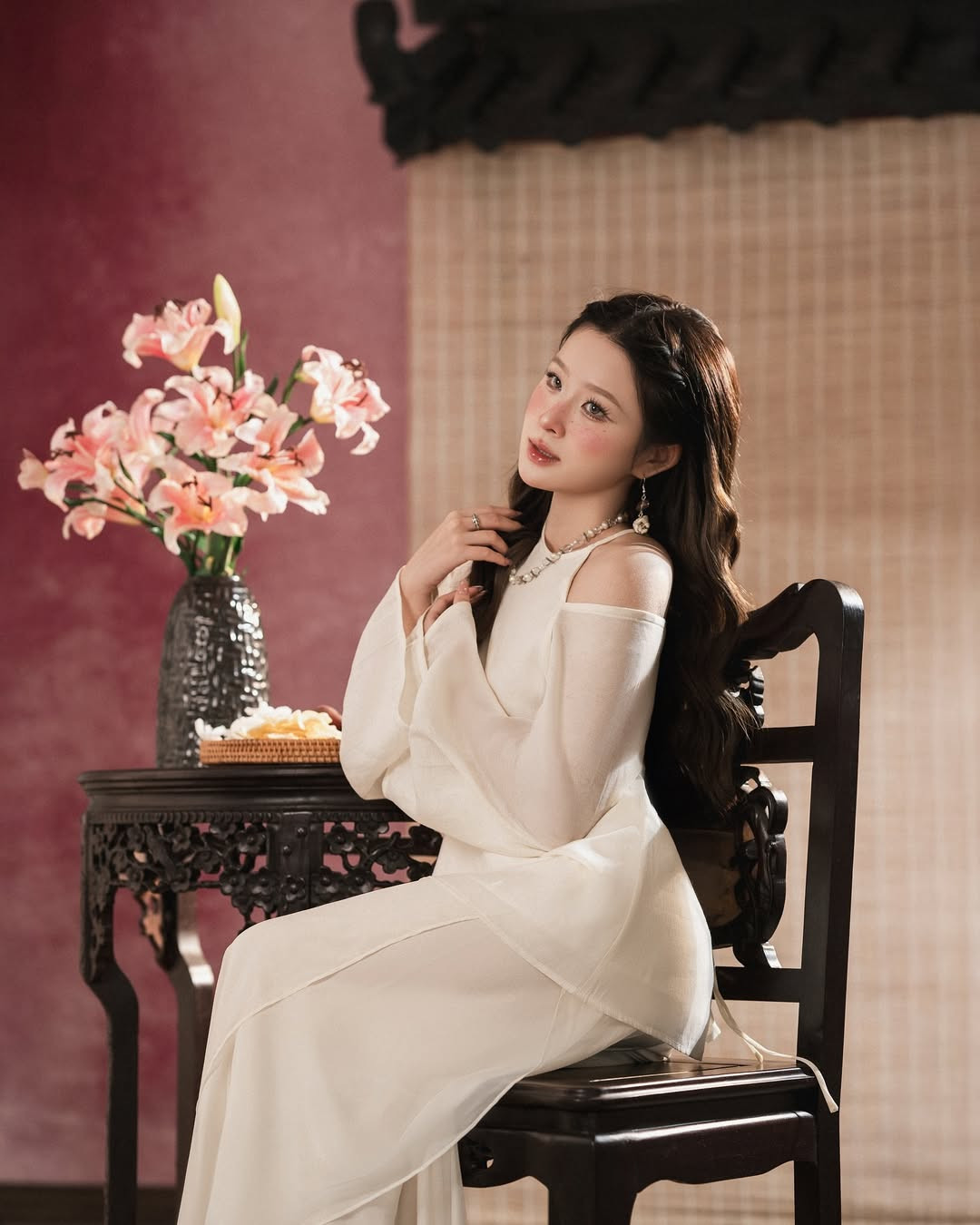 Mái tóc dài được tết nhẹ nhàng, kết hợp cùng cách trang điểm nhấn nhá ở phần phấn má như trái đào mọng ngọt ngào, giúp cô nàng khoe trọn vẻ đẹp tự nhiên, xinh xắn.