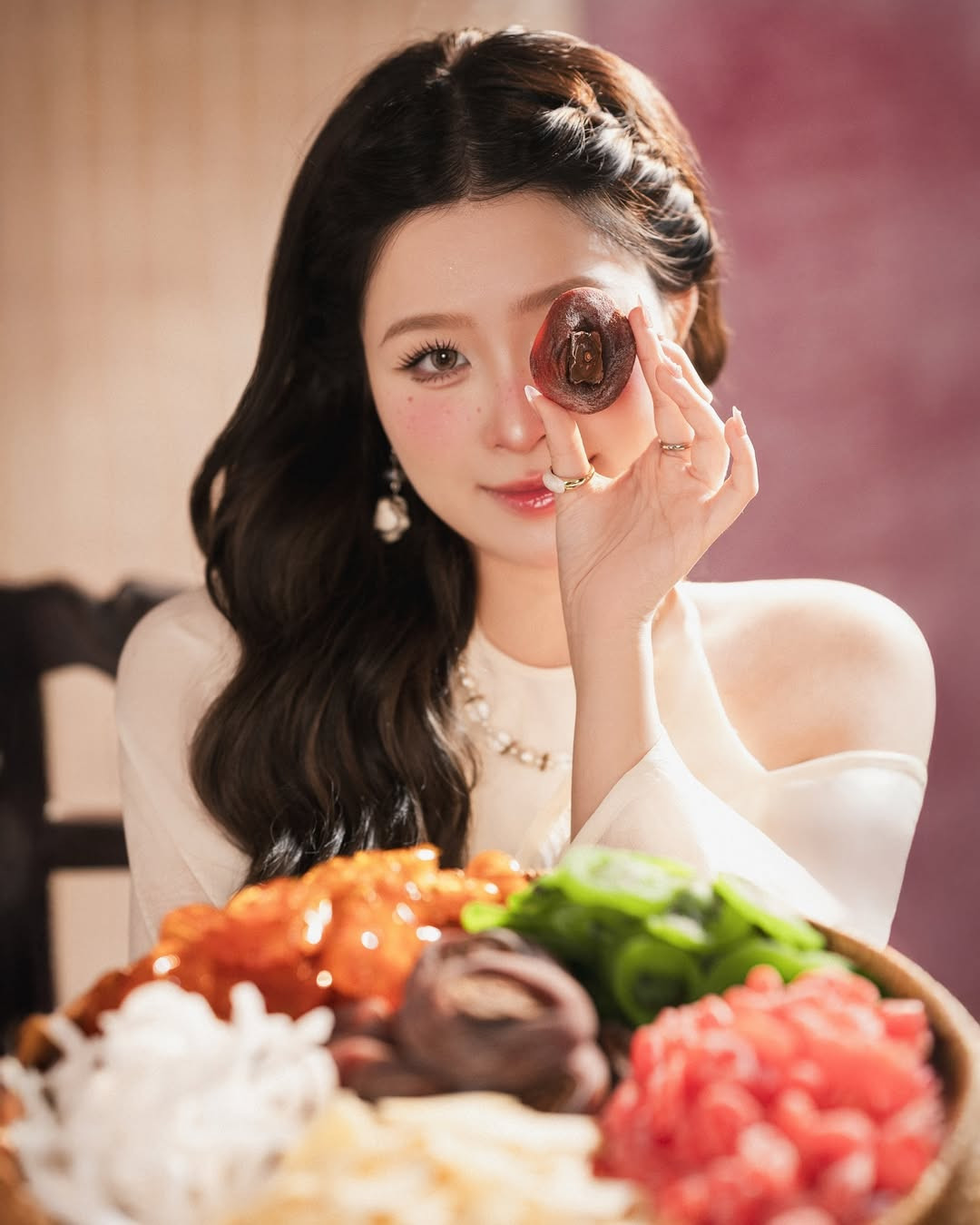 Không chỉ vậy, cô nàng còn sở hữu nhan sắc xinh xắn, ngọt ngào. Nhiều người còn đặt biệt danh cho cô nàng là "vợ quốc dân".