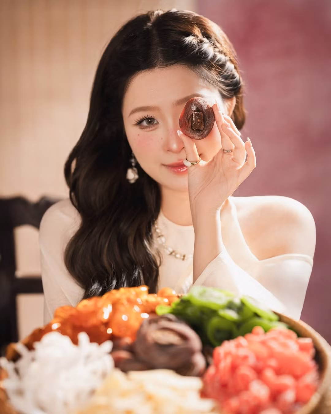 Không chỉ vậy, cô nàng còn sở hữu nhan sắc xinh xắn, ngọt ngào. Nhiều người còn đặt biệt danh cho cô nàng là "vợ quốc dân".