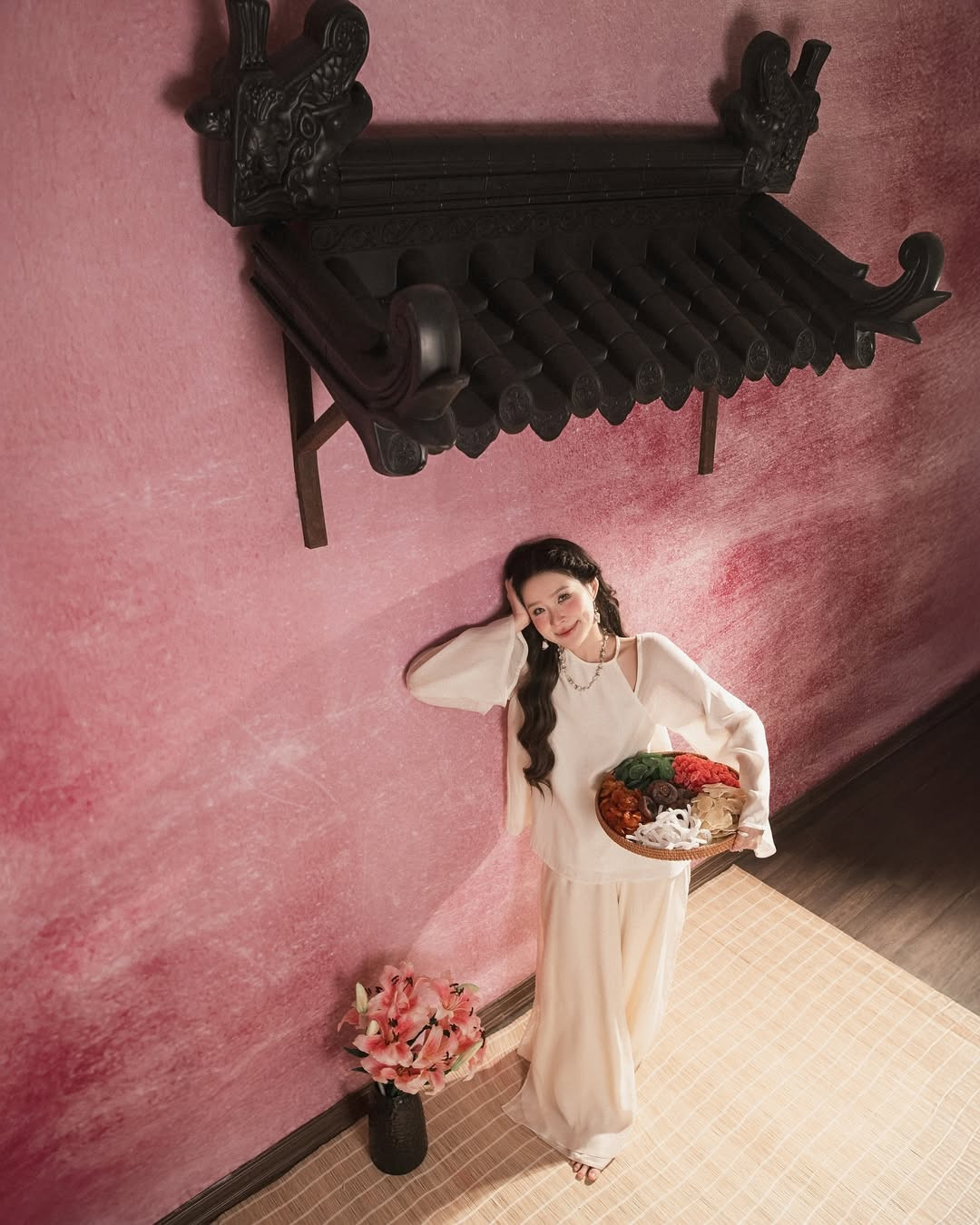 Mọi người biết đến Chao không chỉ bởi gia thế, mà còn bởi sự giỏi giang của cô nàng Gen Z này, nhất là trong thành tích học tập. Năm 17 tuổi, Chao đã đạt IELTS 8.0, rồi một năm sau đó cô nàng chính thức thi đỗ vào Đại học New York (Mỹ) - ngôi trường xếp hạng thứ 39 toàn thế giới theo bảng xếp hạng QS.