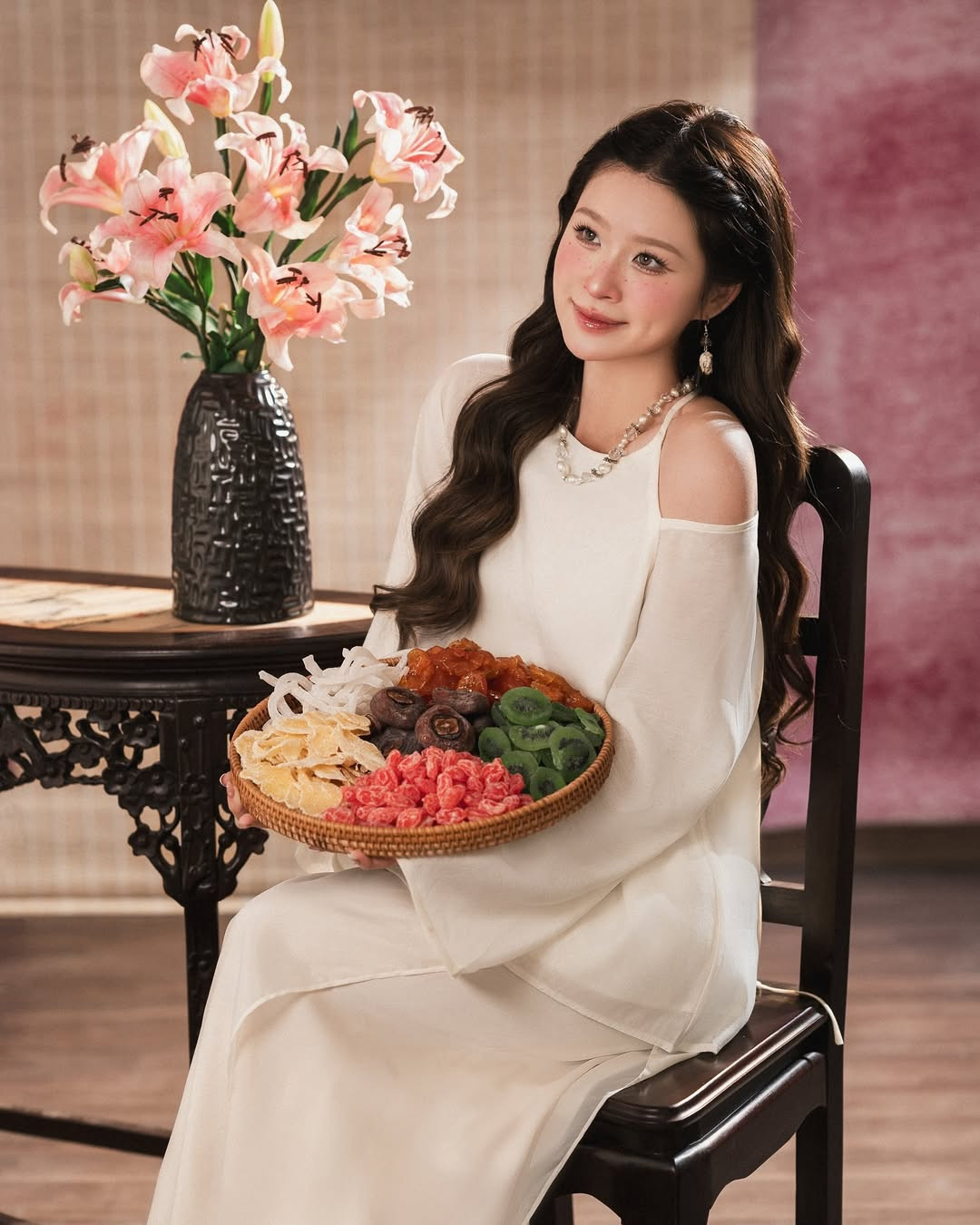 Với đạo cụ là khay mứt tết, nhiều người đã cảm nhận được không khí Tết đang cận kề.