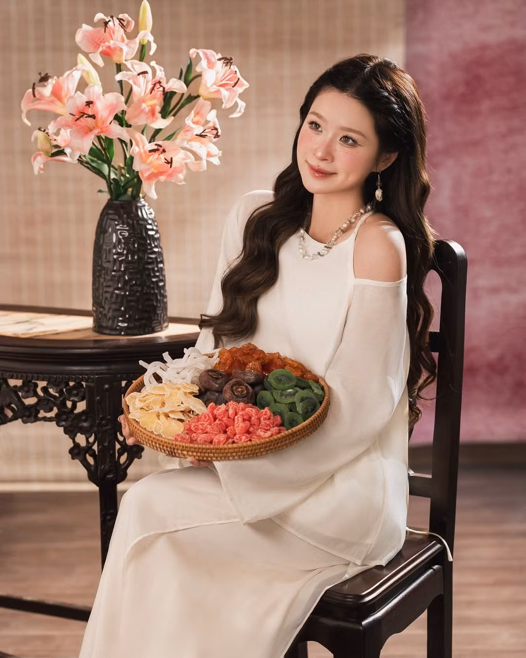 Với đạo cụ là khay mứt tết, nhiều người đã cảm nhận được không khí Tết đang cận kề.