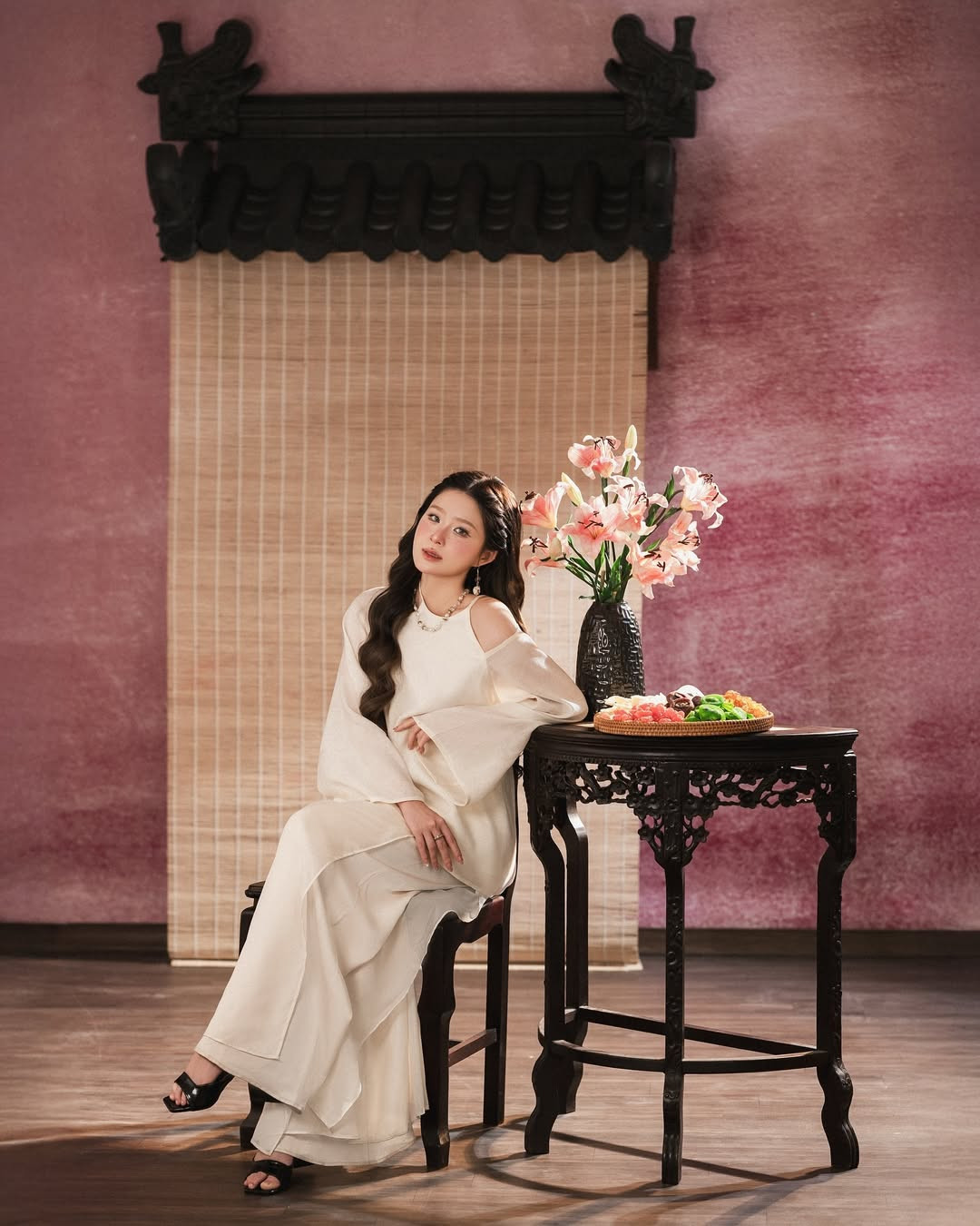 Netizen không ngừng bày tỏ sự xuýt xoa dưới phần bình luận: "Ả đẹp, mê quá vậy", "xinh quá trời quá đất, xin địa chỉ mua set đồ của Chao ạ".