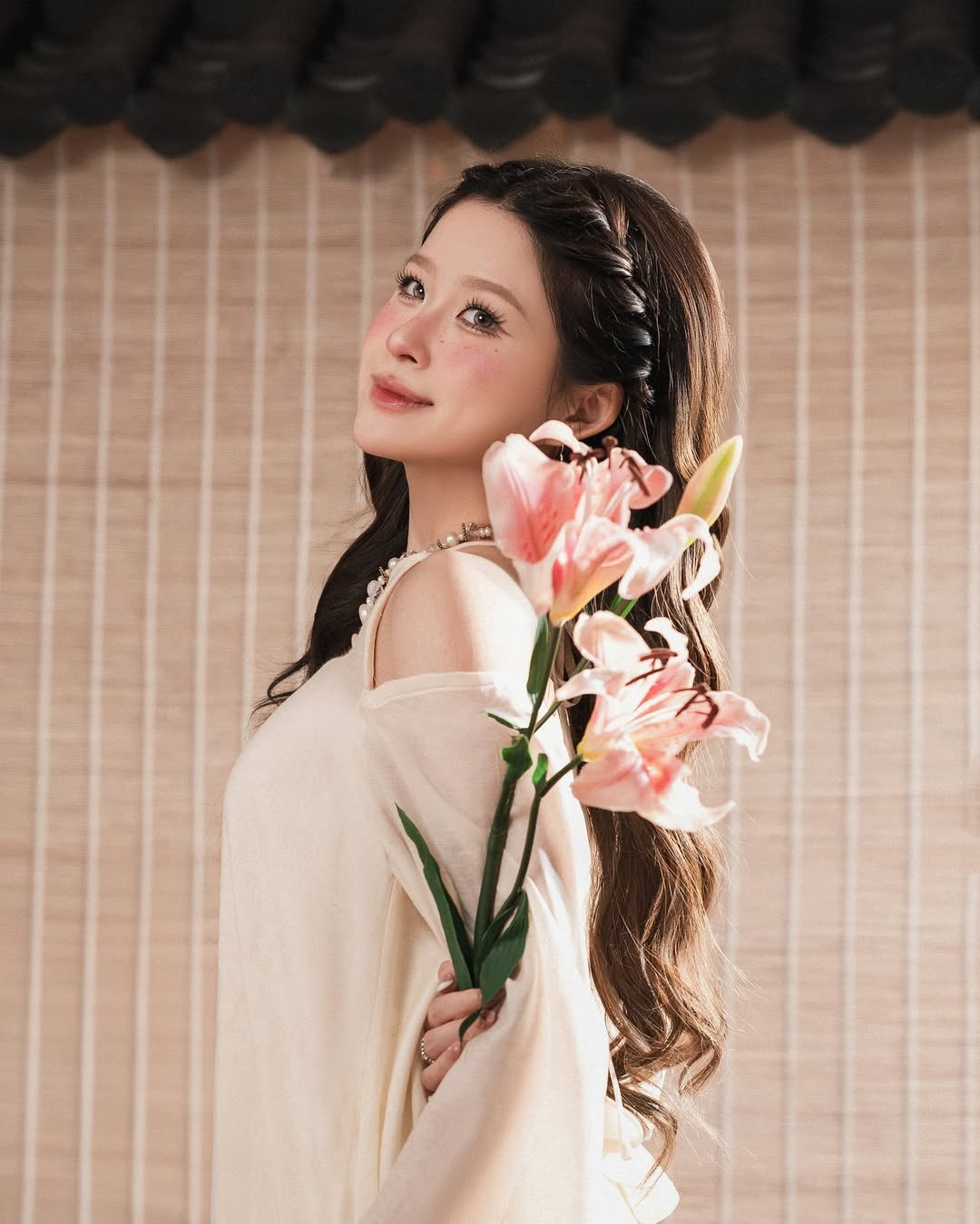 Trong những bức ảnh, Chao diện set đồ cách điệu nhẹ nhàng tinh tế, tôn lên vóc dáng thanh mảnh và làn da trắng sứ.