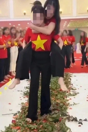 Vụ việc đã nhận được sự lên án mạnh mẽ từ dư luận. Nhiều người cho rằng đây là một hành vi quái đản, thể hiện sự thiếu chuyên nghiệp của nhà quản lý. Sự việc cũng đặt ra câu hỏi về chất lượng của các hoạt động team building hiện nay. Liệu những hoạt động này có thực sự mang lại hiệu quả như mong muốn hay chỉ đơn thuần là một hình thức "tra tấn" nhân viên?