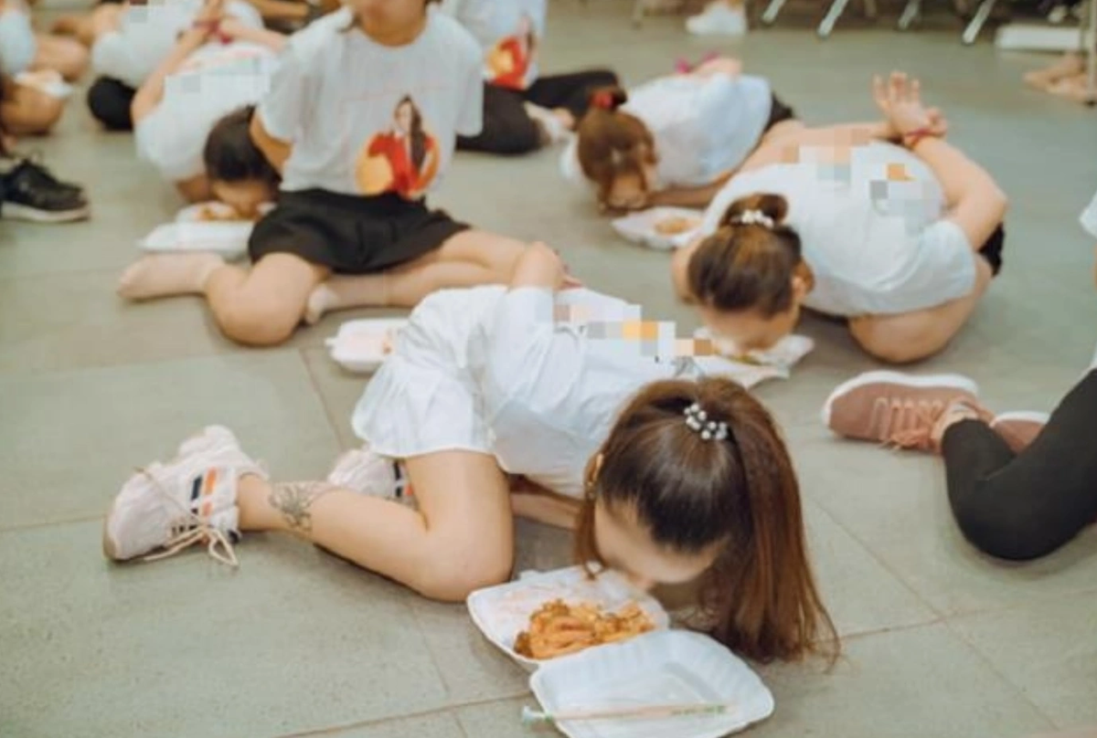 Thử thách trói quặt tay, nằm bò ra sàn ăn cơm của một đơn vị gây tranh cãi vào năm 2020.