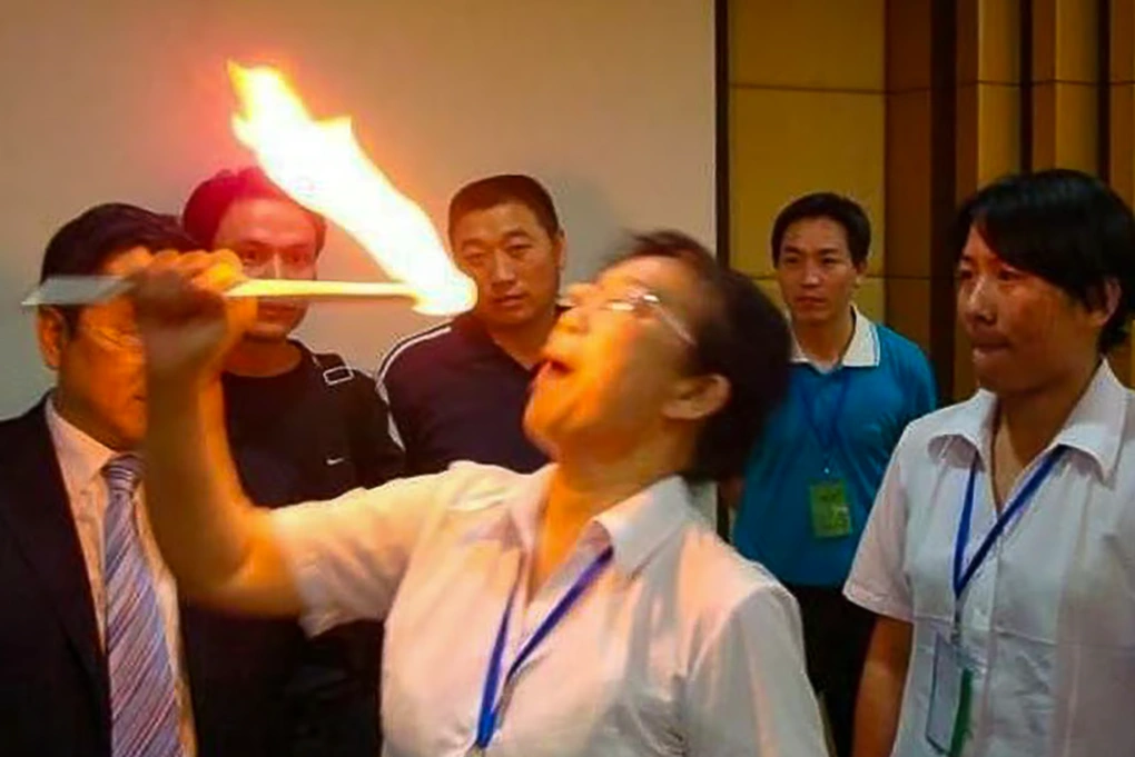 Khi những hình ảnh về buổi team building này được lan truyền trên mạng xã hội đã dấy lên làn sóng chỉ trích vô cùng to lớn. Nhiều người cho rằng hành động này không chỉ gây nguy hiểm cho sức khỏe của người tham gia mà còn vi phạm nghiêm trọng quyền lợi của người lao động.