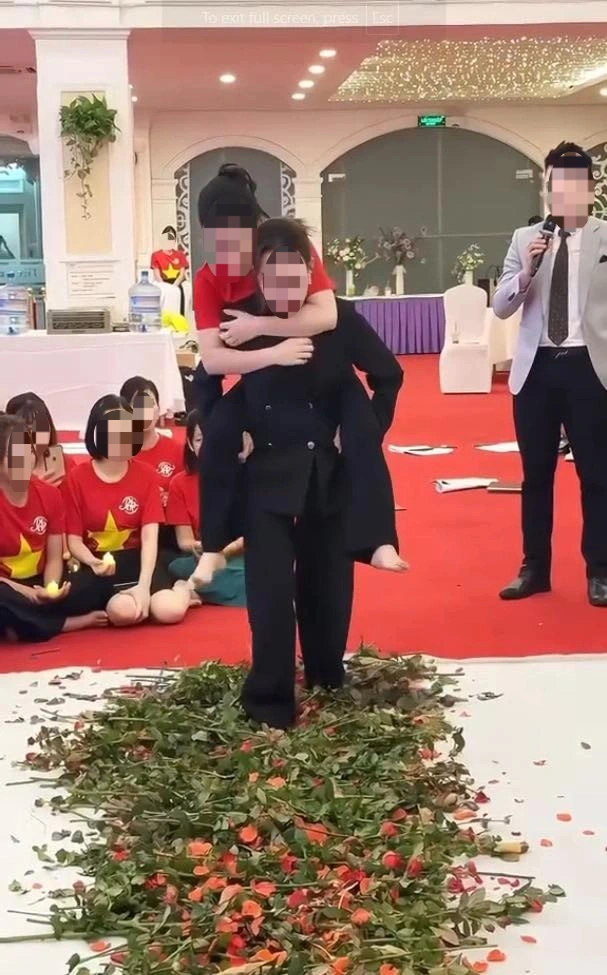 Trước đó, hình ảnh về buổi team building của một công ty ở Việt Nam với hình thức lạ lùng không kém cũng thu hút sự chú ý của mạng xã hội. Theo đó, trò chơi này có cách thức khá kì lạ, khi một người cõng đồng nghiệp trên lưng, đi chân trần giẫm lên một đoạn đường trải hoa hồng.