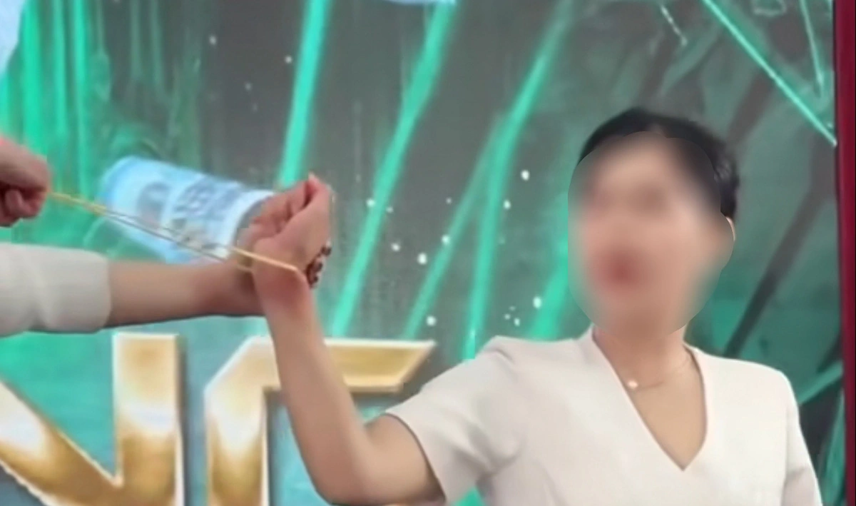 Vào khoảng tháng 9 năm nay, buổi đào tạo nhân viên của một doanh nghiệp cũng từng làm dậy sóng mạng xã hội. Trong đoạn video được lan truyền, một số phụ nữ ăn mặc sang trọng đứng trên sân khấu, một người dùng tay liên tục kéo căng nhiều dây chun đang đeo ở cổ tay 2 người đối diện rồi bật thật mạnh.