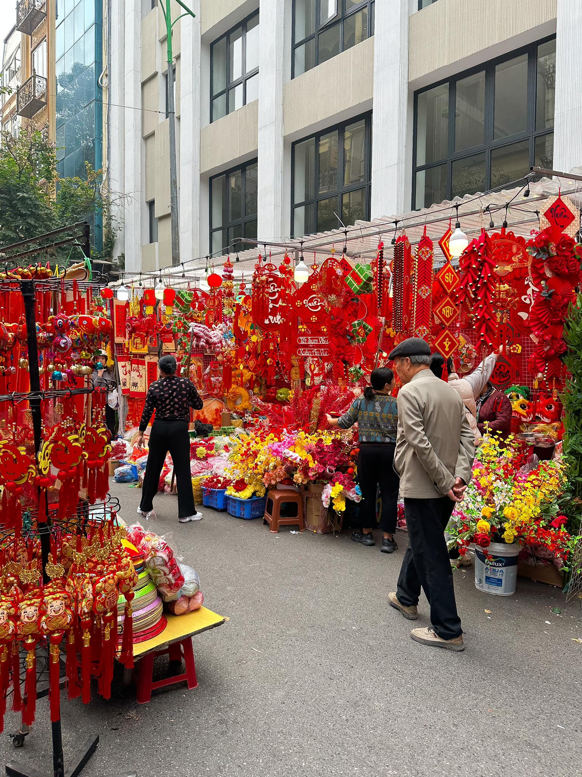 Đồ trang trí Tết mỗi năm lại thay đổi, mẫu mã đa dạng, màu sắc bắt mắt.