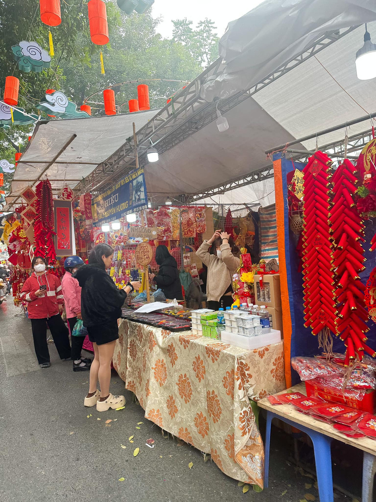 Người dân đến chợ không chỉ mua sắm đồ trang trí, nơi đây còn là điểm đến để cảm nhận không khí Tết cổ truyền.