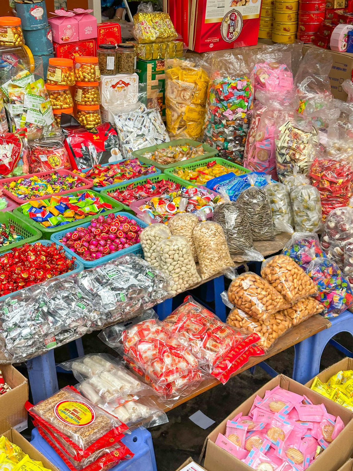 Phố Hàng Mã (Hà Nội) rực rỡ sắc vàng, đỏ của đồ trang trí Tết, báo hiệu một mùa xuân đang đến gần.