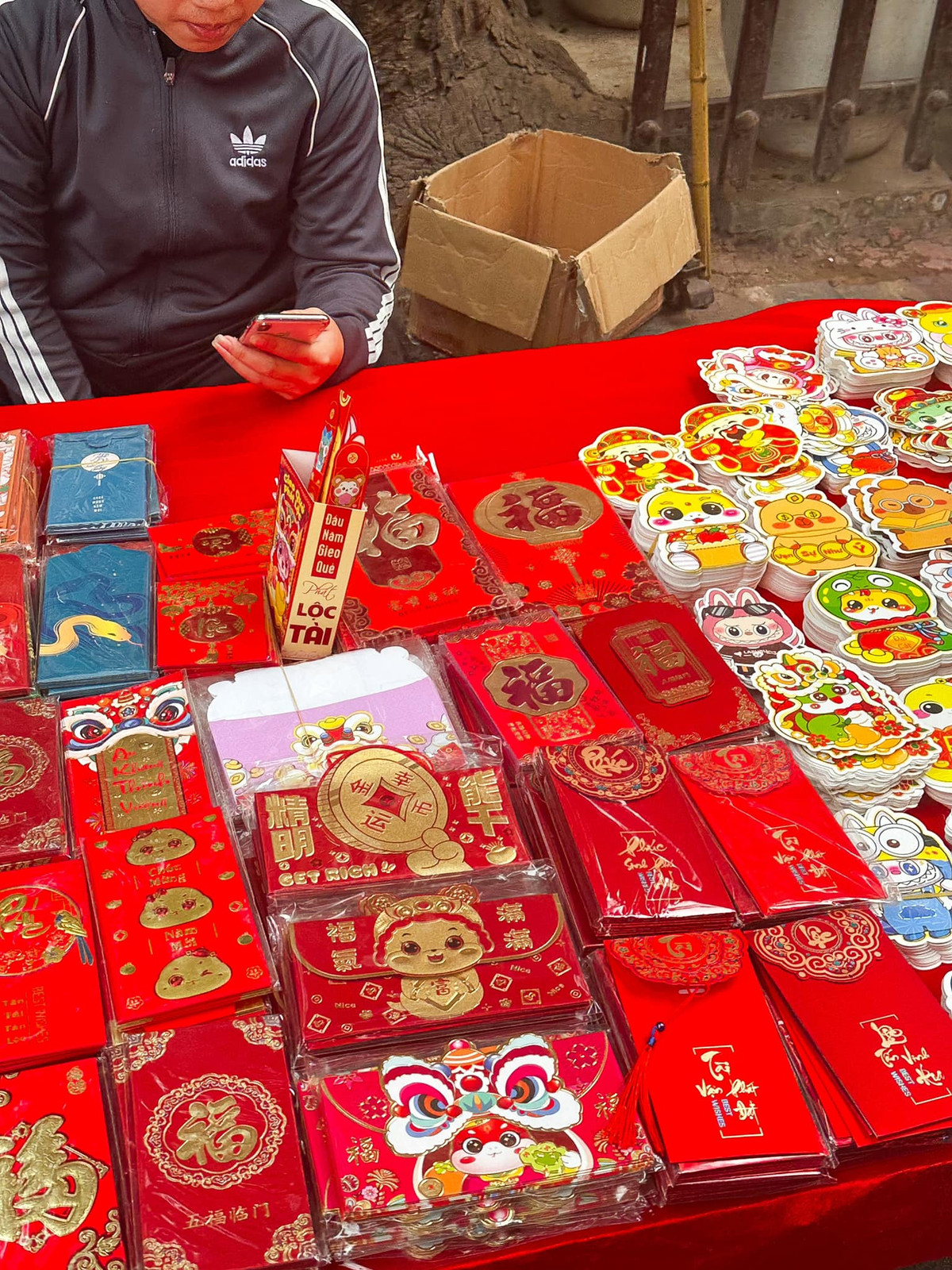 Thông thường, không khí chợ Tết tại các tuyến đường phố cổ Hà Nội bắt đầu tấp nập từ bây giờ cho đến 30 Tết.