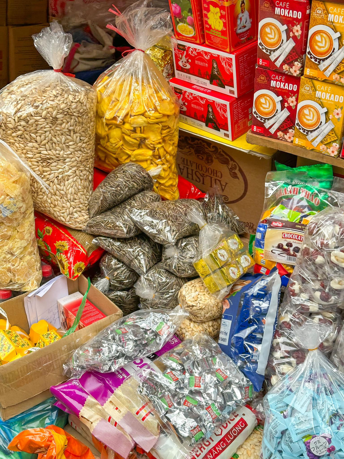 Theo một tiểu thương ở chợ Đồng Xuân, tình hình mua bán năm nay giảm hơn so với năm trước. Lượng người mua thường tập trung vào một thời điểm là khoảng chiều và tối, còn cả ngày thì rải rác.