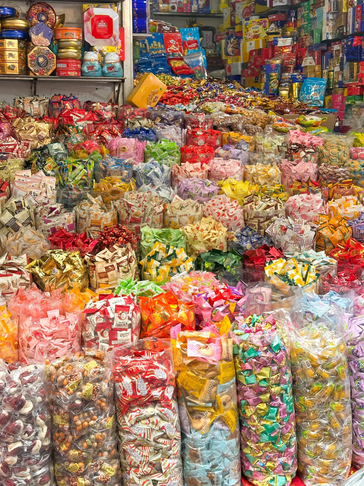 Mặt hàng bánh kẹo năm nay cũng đa dạng với sự nổi lên của những loại kẹo khác nhau trên mạng xã hội.