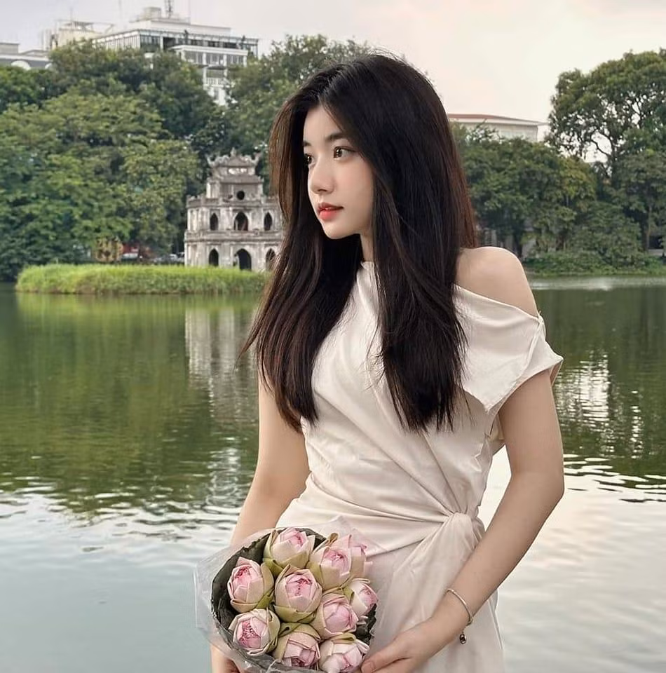 Nhờ ngoại hình xinh xắn, cô nàng hiện tại còn làm mẫu cho nhiều nhãn hàng thời trang.