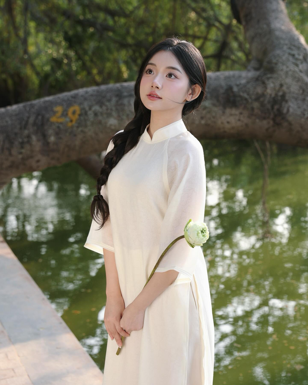 Để giữ được vóc dáng thon gọn, cô gái SN 2002 phải kết hợp tập luyện thể thao, chạy bộ đều đặn mỗi ngày. Vào những ngày không phải quay hình, cô sẽ trở về ăn uống lành mạnh, ăn nhiều rau xanh, nạp ít tinh bột và đường.