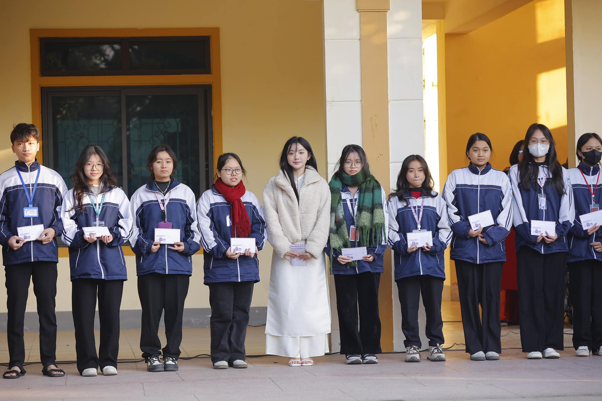 Dù ra trường chưa lâu, tuy nhiên cô nàng đã thể hiện tấm lòng tri ân cho trường cũ khi mới đây, Quỳnh Trương quay trở về trường và trao tặng quỹ học bổng của trường số tiền 300.000 triệu đồng.