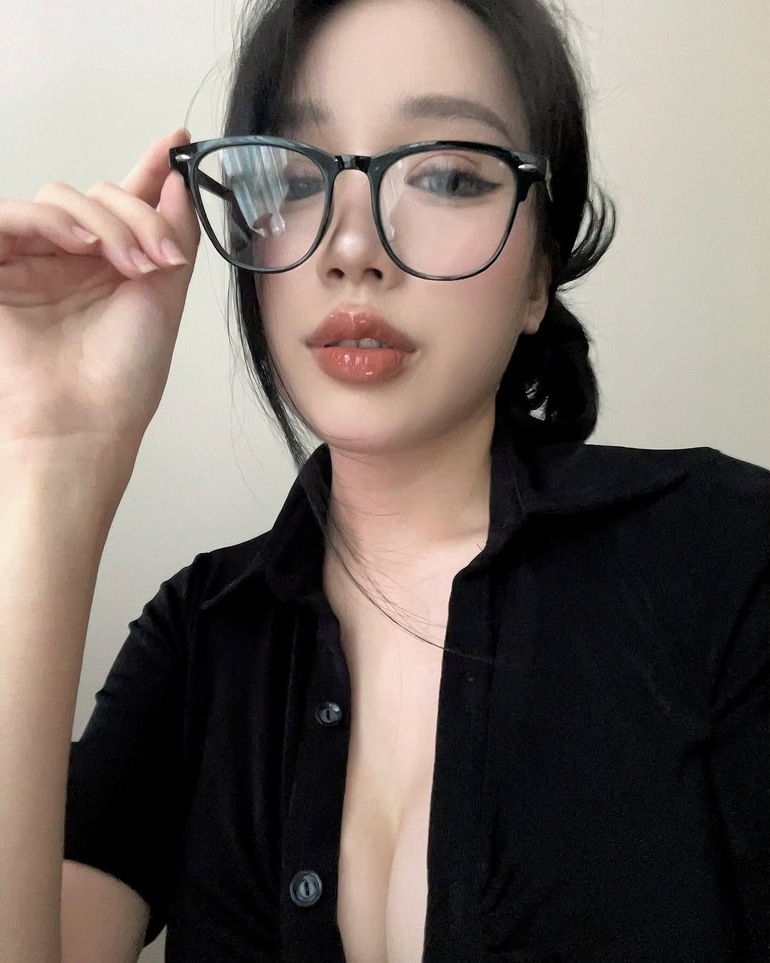 Cô nàng chuộng những thiết kế kiệm vải, khoe vòng 1 và vòng 3 phồn thực.